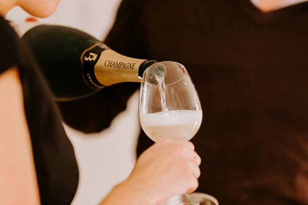 シャンパンを飲む男女