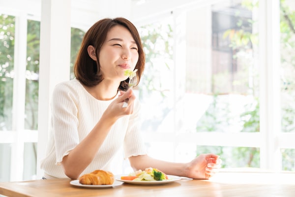 サラダを食べる女性